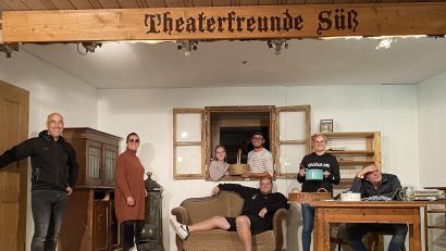 Bild: Gabi Ströhl/exb
Die Theaterfreunde Süß proben eifrig für ihr neues Stück "Brezenknödl-Deschawü" (von links): Markus Schmeißner, Julia Jung, Nina Birzer, Jonas Graf, Jens Graßler, Sabrina Meier und Thomas Fenk.