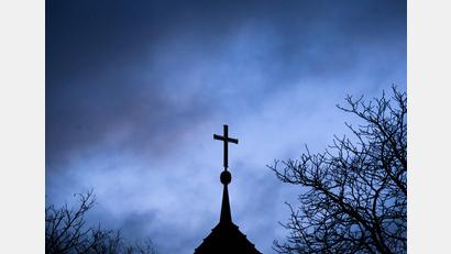 Symbolbild: Julian Stratenschulte/dpa
Dunkle Wolken über einer Kirche: Betroffene von sexuellem Missbrauch in der Kirche haben mehrere Anlaufstellen, an die sie sich wenden können.