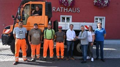 Bild: kki
Vor dem Rathaus nahm Bürgermeister Dietmar Schaller von Vertriebsleiter Thomas Birner (Dritter und Vierter von rechts) den Schlüssel für den neuen Unimog entgegen. VG-Stellenleiter Sven Lederer und Mitarbeiterin Patricia Heuberger (von rechts) hatten bei der Abwicklung des Geschäfts tatkräftig unterstützt.