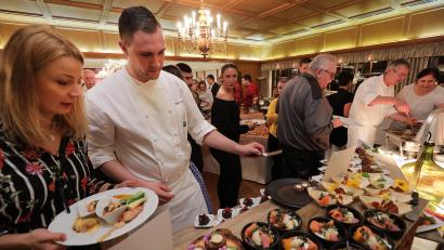 Archivbild: Wolfgang Steinbacher
Zur Eröffnung der 36. Schlemmerwochen im Wulfen-Saal in Kauerhof werden wieder Hunderte Gäste strömen, die dieses Gourmet-Ereignis in Sulzbach-Rosenberg mitunter sehnsüchtig erwarten.