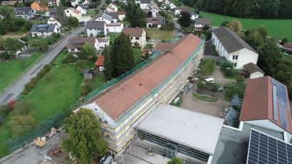 Bild: bey
Auf dem Dach der Grund- und Mittelschule Floß wird nach einstimmiger Entscheidung des Marktgemeinderates eine Photovoltaikanlage installiert.
