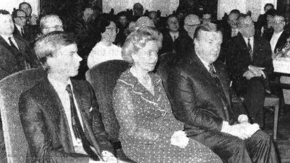 Archivbild: Winkler
1983 bekommt Gustl Lang (rechts) die Ehrenbürgerwürde der Stadt Weiden verliehen. Neben ihm sitzen seine Ehefrau Lisl und sein Sohn Hans-Peter.