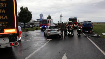 Bild: kro
Ein Auto ist am Freitagnachmittag in der Gottlieb-Daimler-Straße in Mitterteich kurz vor der Auffahrt zur Anschlussstelle Mitterteich-Süd in einen Lastzug gekracht.