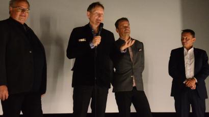 Bild: Kunz
"Charity Movie" wurde präsentiert von Lions-Club-Präsident Elmar Grosser (links) und den beiden "Vantage"-Chefs Peter Märtin und Wolfgang Bäumler, Vertreter eines der erfolgreichsten Verleihunternehmen für Kameratechnik und Filmobjektive.
