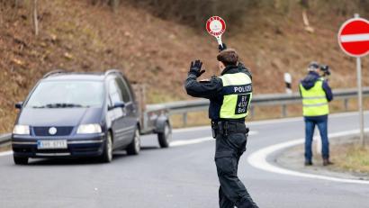 Symbolbild: Daniel Löb/dpa
Die Grenzpolizei Waidhaus kontrollierte einige Autofahrer und entdeckte dabei verbotene Waffen und Arzneimittel.