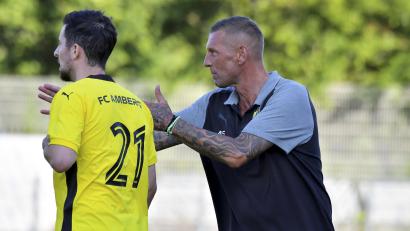 Archivbild: Hubert Ziegler
Trainer Andreas Scheler (rechts) gibt Benjamin Burger (links) Anweisungen: Für das Spiel gegen den FC Passau betreffen diese vor allem die Defensive.
