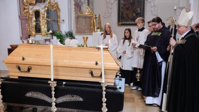 Bild: do
Der Sarg mit dem Leichnam des Altpriors ist vor den Stufen des Altarraumes der Klosterkirche aufgebahrt. Das Requiem zelebriert Abt em. Hermann Josef Kugler. Der Administrator des Klosters nimmt auch die Verabschiedung vor (unser Bild).