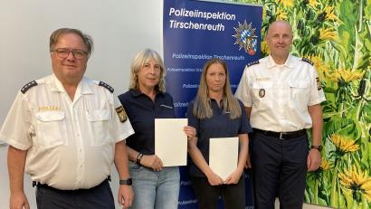 Bild: Polizeiinspektion Tirschenreuth/exb
Angelika Frank (Zweite von links) und Marion Walbrunn gehören seit zehn Jahren der Sicherheitswacht Tirschenreuth an. Ihren Einsatz würdigten Erster Polizeihauptkommissar Günther Burkhard und Polizeihauptkommissar Stefan Hage.