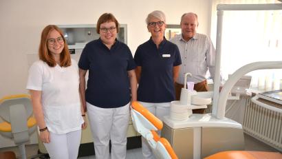 Bild: jr
Mitarbeiterjubiläum in der Zahnarztpraxis von Katharina Ziegler in Mitterteich: (von links) Zahnärztin Katharina Ziegler, Karin Wameser, Andrea Greil und Dr. Wolfgang Wameser.