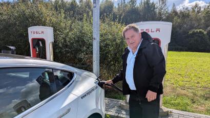 Bild: wrl
Anstecken, warten, ausstecken, weiterfahren: Josef Meier beim Laden seines E-Autos.