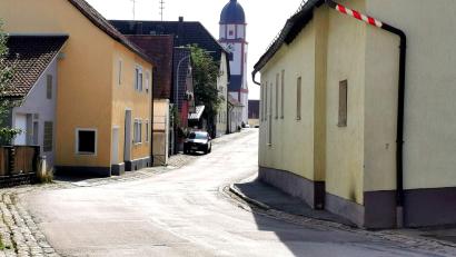Bild: Portner
Dieser Teil der Bahnhofstraße in Winklarn ist für einen Ausbau mit zwei Fahrbahnen plus Gehweg zu schmal.