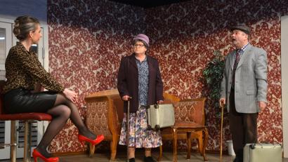 Archivbild: jr
Zuletzt brachte das Pechlattenfixner Dorftheater das Stück "Muscheldiekuschel" auf die Bühne, hier eine Szene mit Tina Enders, Angelika Protschky und Kunibert Reiß. Nun stehen wieder bunte Abende mit Einaktern auf dem Programm.