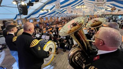 Bild: Stephan Huber
Nichts war's mit dem erwarteten Festzug und dem erhofften Freibier. Die Michaeli-Dult in Amberg startet wegen des schlechten Wetters mit einem Standkonzert der Knappschaftskapelle und einem geänderten Ablauf.