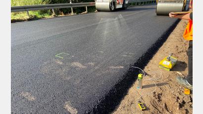 Bild: Staatliches Bauamt Amberg-Sulzbach/exb
Auf der Teststrecke der B 85 laufen Messungen am Niedrigtemperaturasphalt.