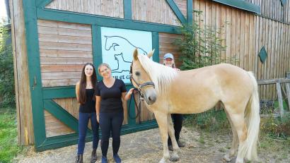 Bild: kaz
Anja Schwarz (Mitte) mit Melissa Siegert und Petra Enzmann (von links) mit Stute "Olympic".