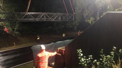 Bild: wro
Die im Sommer 2023 durch einen Unfall stark beschädigte Brücke wurde am Dionnerstag wieder eingehoben.