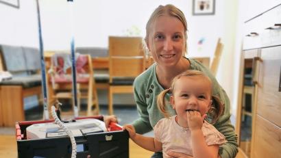 Bild: Ludwig Handl
In diesem fahrbaren Trolley zieht Lena bzw. ihre Mutter Vanessa Handl das „Kunstherz“ der Kleinen hinterher, das über zwei 1,5 Meter lange Schläuche mit dem „echten“, kranken Herzen der Zweieinhalbjährigen verbunden ist.