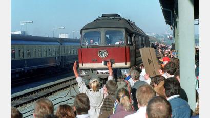 Bild: Wolfgang Eilmes/dpa
Jubelnder Empfang für die Botschaftsflüchtlinge. (Archivbild)