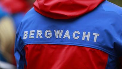 Symbolbild: Matthias Bein/dpa
Erst zwei Stunden nach seinem Unfall ist ein schwer verletzter Mann auf einem Waldweg gefunden worden.