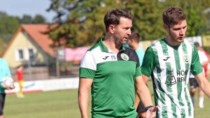 Archivbild: Gebert
Der Vater und der Sohn hatten nach dem Spiel des SV Mitterteich einiges zu besprechen: Trainer Frantisek Nedbaly (links) und Torschütze Jakub Nedbaly.