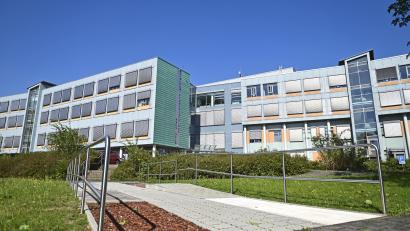 Bild: Florian Miedl/fph
Nur von außen sieht das Klinikum Selb noch aus wie bisher: Das Angebot des Hauses hat sich innerhalb der vergangenen zwölf Monate komplett verändert.