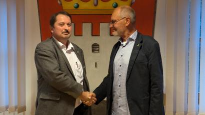 Bild: wrl
Kandidat Johann Mörtl (rechts) gratuliert dem neuen Bürgermeister Reinhard Schwarz.