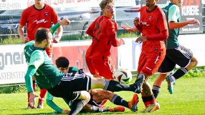 Bild: ref
Eine der wenigen gefährlichen Szenen im Strafraum des ASV Neumarkt: Ammerthals Kapitän Daniel Gömmels (vorne links) Schuss wird abgeblockt.