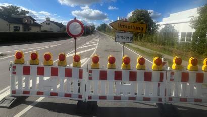 Bild: Tietz
Die Straße bei Schwarzenfeld ist noch gesperrt. Bald ist der erste Bauabschnitt abgeschlossen: Am Dienstag beginnt der zweite Teil der Maßnahme. Er erstreckt sich von der Einmündung in das „Gewerbegebiet Buchtal“ bis zum Ortseingang von Dürnsricht.