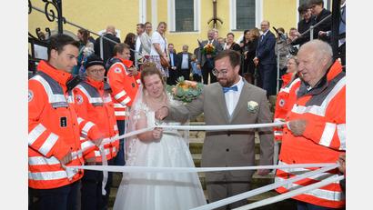 Bild: dob
Ein strahlendes Brautpaar verließ am Samstag trotz Regen die Pfarrkirche in Michldorf. Theresa Braun aus Zieglmühle und Johannes Liebl aus Schmidgaden versprachen sich vor Pfarrer Alfons Forster ewige Treue. Eine Abordnung der BRK-Bereitschaft aus Schmidgaden war ebenfalls gekommen. Der Weg musste mit einer kleinen Verbandsschere freigeschnitten werden.