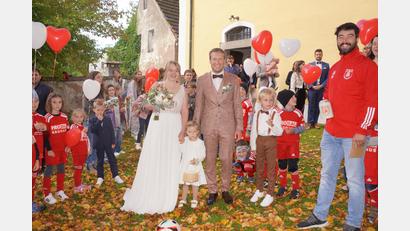 Bild: fvo
Zur Hochzeit von Lisa und Matthias Scheck gratulieren kleine und große Mitglieder des FSV Waldthurn.