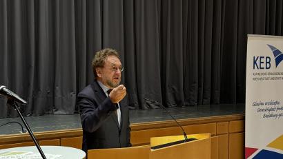 Bild: mgo
Der Journalist Heribert Prantl hält in der Neustädter Stadthalle ein flammendes Plädoyer für die Stärkung der Demokratie.