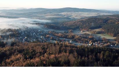 Archivbild:  Hermann Markgraf/exb
Blick auf Stadlern im Nebel: Im Nebel stochern derzeit auch kommunale Entscheidungsträger wegen der Ausweisung von Flächen für Windkraftanlagen. Wo sind diese am besten geeignet?