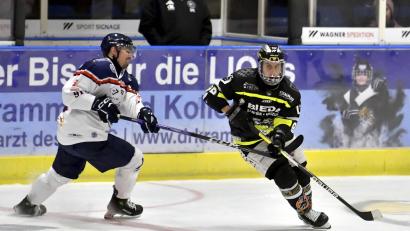 Bild: Hubert Ziegler
Trotz heftiger Gegenwehr seines Gegenspielers von den Schönheider Wölfen kann sich in dieser Szene Marco Pronath (rechts) vom ERSC Amberg an der Scheibe behaupten.