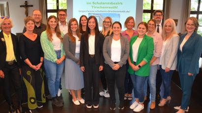 Bild: jr
Das sind sie, die Lehrerrückkehrer, die seit Schulbeginn im Schulamtsbezirk Tirschenreuth unterrichten. Erstmals fand dazu ein Willkommensempfang des Schulamtes im Saal des Landratsamtes statt. Mit dabei waren (von rechts) Schulamtsdirektorin Martina Puff, Personalratsvorsitzende Sabine Graser und Schulamtsdirektor Armin Engel sowie Schulpsychologin Sabine Sollfrank (links).
