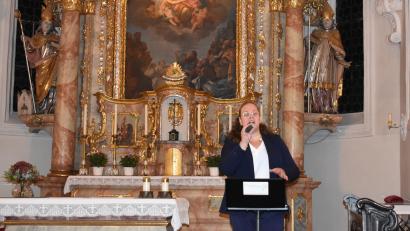 Bild: rgr
Bettina Mildner singt beim "MuT"-Benefizkonzert in der Mariä-Himmelfahrtskirche einfühlsam und ausdrucksstark.