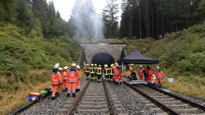 Bild: Roland Wellenhoefer
Rauch und Hilferufe im Bahntunnel: Für eine Großübung waren über 300 Einsatzkräfte zum Tunnel Langentheilen gekommen.