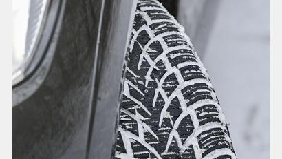 Symbolbild: Patrick Pleul/dpa
Autofahrer sollten einen Blick auf ihre Winterreifen werfen.