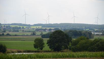 Bild: ak
Die Windkraftanlagen zwischen Windischenlaibach und Schwarzach (Bild) werden um ein Windrad erweitert