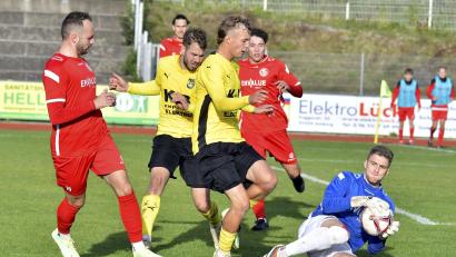 Bild: Hubert Ziegler
Endstation Maximilian Stahler (rechts): trotz großer Bemühungen des FC Amberg auf den Ausgleich in der zweiten Halbzeit mit Alexander Kloos (2.von links) und Noah Majdic (3. von links) hält der Torhüter des 1. FC Passau den Sieg fest.