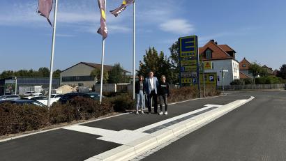 Bild: Stefanie Gradl
Bürgermeister Hans-Martin Schertl begutachtet mit den Edeka-Markt-Inhaberinnen Kathrin Kredler-Liermann (links) und Maria Plößner-Kredler die neue Bushaltestelle.