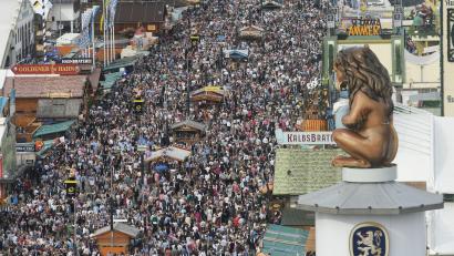 Bild: Felix Hörhager/dpa
Viele Besucher: Dicht drängen sich die Wiesn-Gäste in den Gassen zwischen den Zelten und Fahrgeschäften.