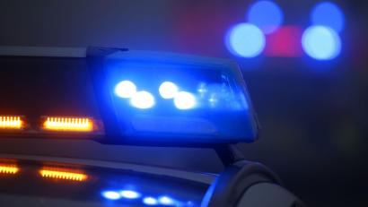 Symbolbild: Karl-Josef Hildenbrand/dpa
Polizei und Feuerwehr rückten zu einem Einsatz aus, weil zwei Männer bei einem Lagerfeuer verletzt wurden.
