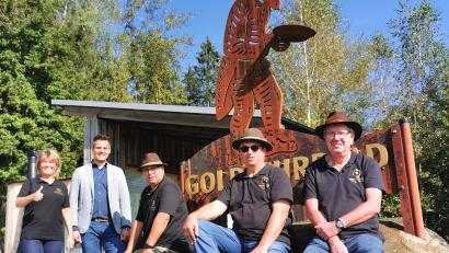 Bild: Portner
Die Goldwäscher Günter Zithier (von rechts), Karlheinz Pieper und Hans Schinner (nicht im Bild: Gerhard Hartfeld) sind bis Ende Oktober im Einsatz. Bürgermeister Rudolf Teplitzky und Tourismusfachfrau Sigrid Breitschafter freuen sich über das Engagement.
