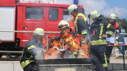 Bild: lei
Auch künftig soll es heiß hergehen. Um das Löschgruppenfahrzeug ( Baujahr 1995) im Hintergrund ersetzen zu können, benötigt die Feuerwehr Eschenfelden zwei förderfähige Stellplätze. Die Planung dafür beantragte die Feuerwehr bei der Sitzung des Hirschbacher Gemeinderats.