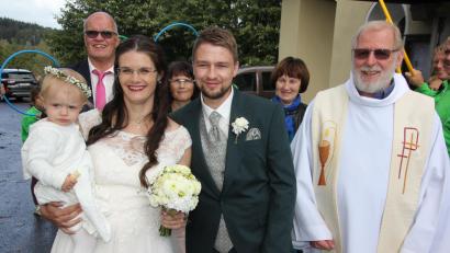Bild: kro
Strahlend verließen Nadine und Markus Röckl mit dem gemeinsamen Töchterchen die Kirche in Trevesen. Die Trauung nahm Pater Benedikt Leitmayr (rechts) vor.
