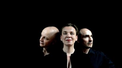 Bild: Lothar Könekamp/exb
Tina Teubner (Mitte), Ben Süverkrüp (links) und Stephan Picard (rechts) bringen die Geschichte von Herkules als Musikgedankentheater ins Stadttheater Amberg.