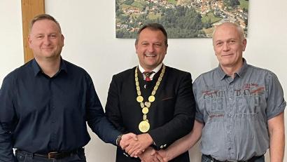 Bild: fz
Auf gute Zusammenarbeit. Bürgermeister Anton Kappl (Mitte) mit seinen beiden neuen Stellvertretern Gerd Scharff (links) als Zweiter und Harald Dirnberger (rechts) als Dritter Bürgermeister.