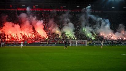 Bild: Harry Langer/dpa
Durch Pyrotechnik wurden in Augsburg zwei Personen verletzt.