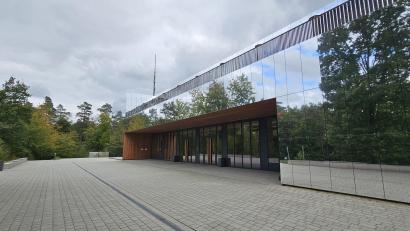 Bild: Sonja Kaute
Das generalsanierte und verspiegelte Gebäude des Gymnasiums Neustadt/WN verschmilzt förmlich mit der Umgebung. Rund um das Gebäude gibt es aber noch Nachholbedarf bei den Außenanlagen.
