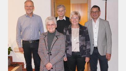 Bild: fvo
Am Eingang zur Sakristei. Von links: Horst Pleyer, Maria Glatter, Pfarrer Norbert Götz, sowie Christina und Norbert Kellner.